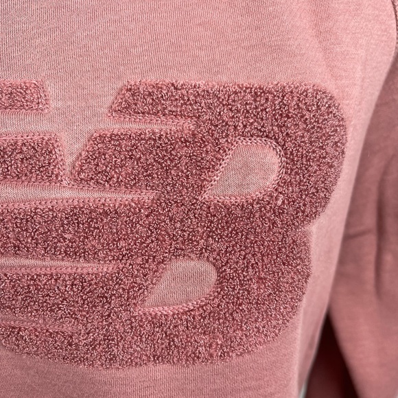 New Balance Essential Crew Sweatshirt Women’s size M Blush - Picture 3 of 9
